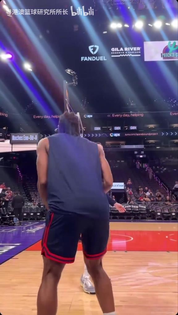 機器人級別的靜態(tài)身體！近距離看小卡的賽前熱身！